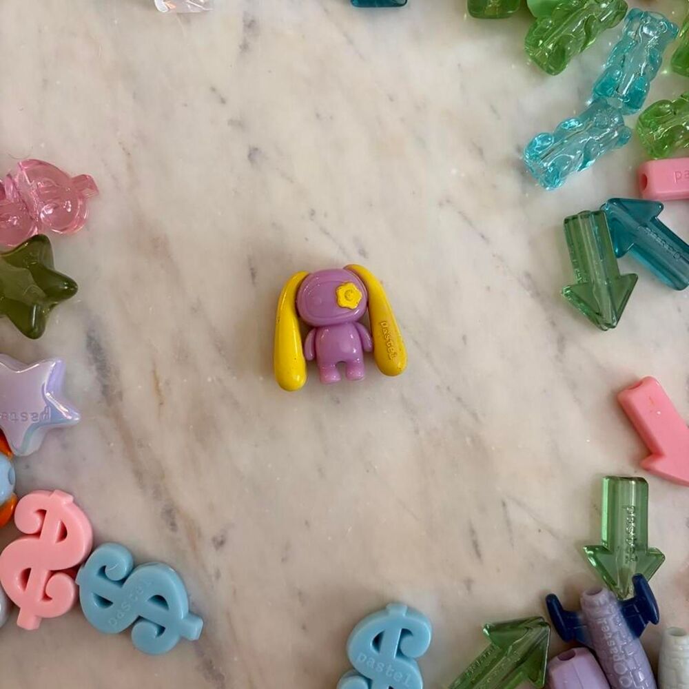 One (1) CJ Hendry “Pastel” Juju Bead